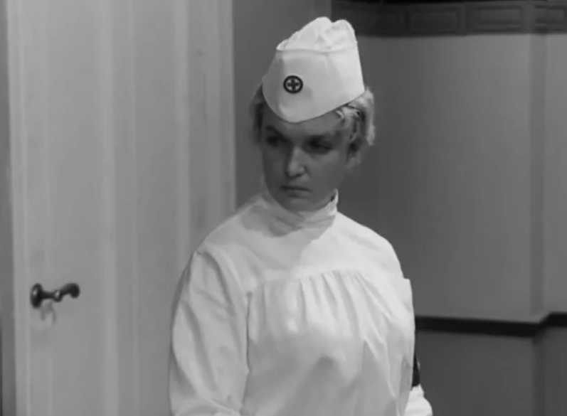 Людмила Крашенинникова в роли акушерки из «17 мгновений весны»