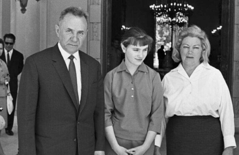 Семья Косыгиных: Алексей Николаевич, Клавдия Андреевна и их дочь Людмила.