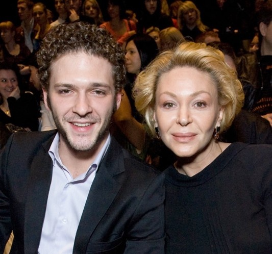 Алина, личный пиар-менеджер актёра, стала его второй женой и надёжной опорой.