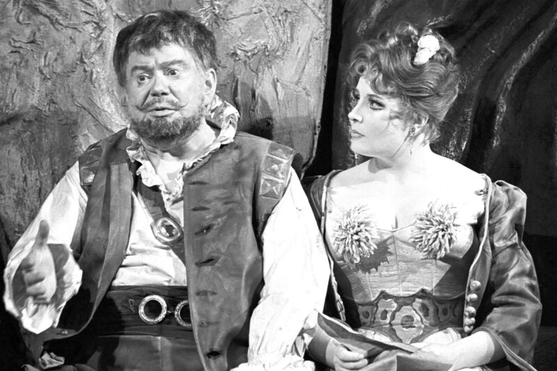 Татьяна Доронина в роли Альдонсы и Михаил Яншин в роли Санчо Пансы в постановке Олега Ефремова «Дульсинея Тобосская» на сцене МХАТ имени Горького.