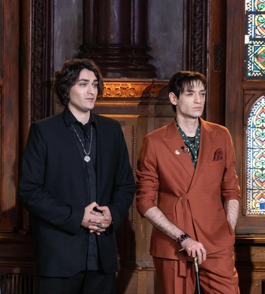 Олег Шепс нередко публично призывал зрителей искать магию в себе, а не на приемах у экстрасенсов. При этом медиум уверял, что не берет денег за сеансы, зарабатывая лишь на рекламе и съемках, но это опровергла как минимум Полина Масленникова