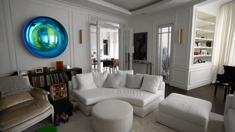 300 пар кроссовок и рояль: Смолов показал семейное гнездо