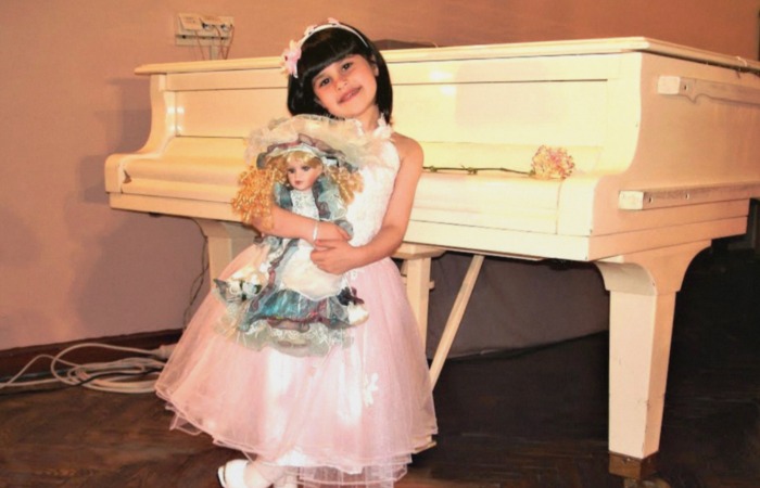 Брошенная в 3 года: как Диана Анкудинова стала звездой, а родная мать «вспомнила» о ней