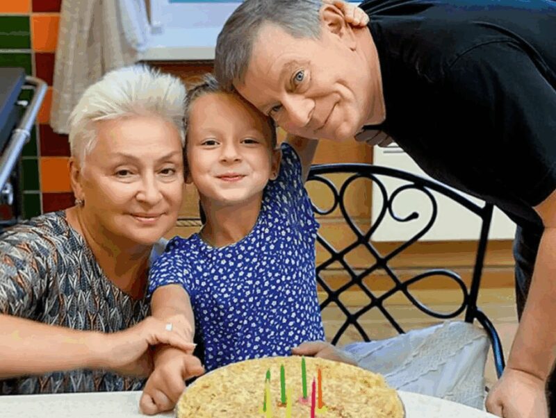 Счастливые моменты: Вадим Андреев с любимой женой и внучкой Софией.