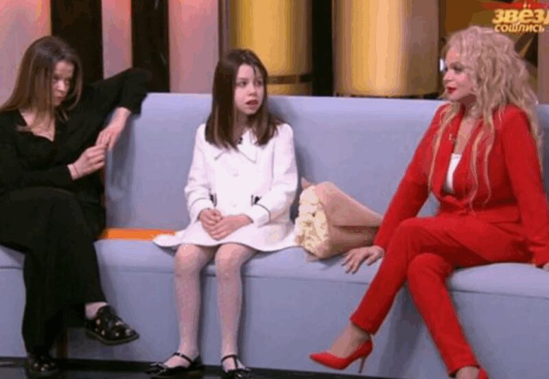Три поколения: Ангелина Миончинская, её дочь и Лариса Долина на телепередаче «Звёзды сошлись».