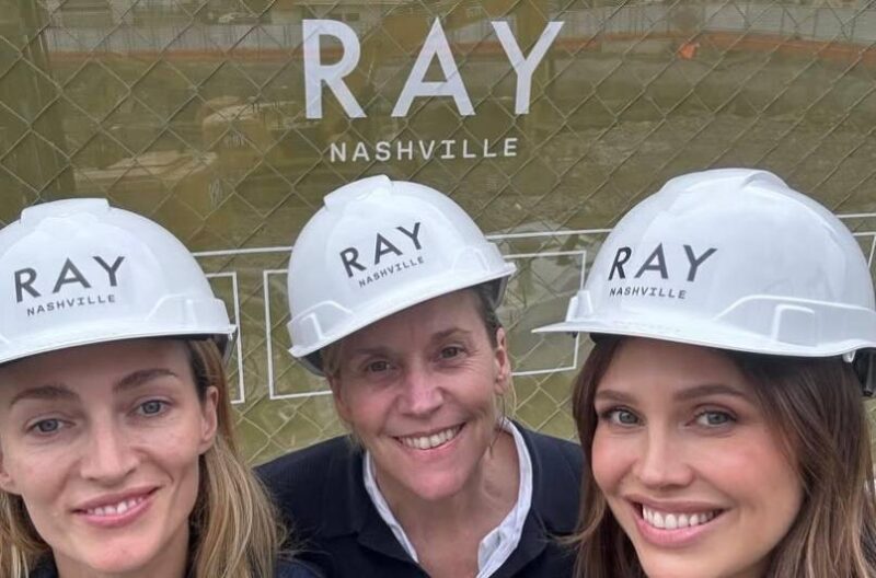 Дарья Жукова на одном из светских мероприятий, демонстрируя прекрасную форму.