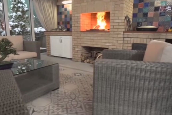 Кабинет артиста, где преобладает натуральное дерево и книжные шкафы.