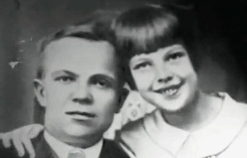 Детство будущей звезды прошло в строгой, но обеспеченной приемной семье.