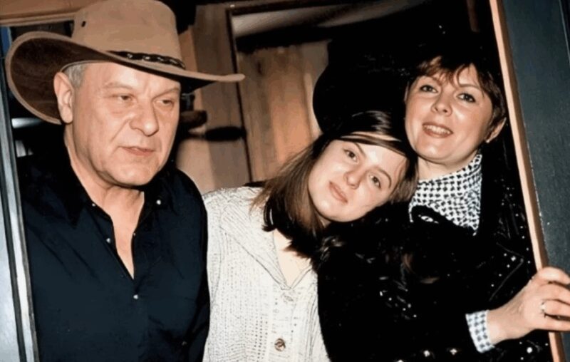 Клара Новикова в кругу семьи, с любимым мужем Юрием Зерчаниновым и дочерью.