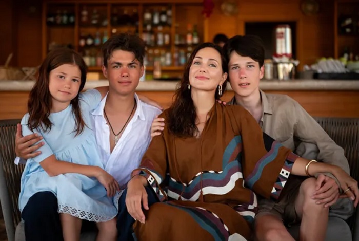 «Белла твоя копия»: 10-летняя дочь «самой красивой пары» Климовой и Месхи — как любовь на съемках обернулась разводом, и почему отец не пришел на день рождения?