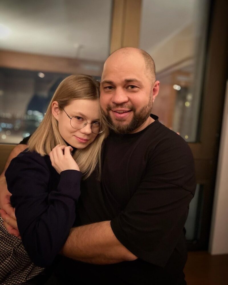 «Мой главный тыл» : почему 38-летняя Ксения Корнева до сих пор не замужем, а её экранный муж Роман Постовалов ушёл из «Уральских пельменей» после 15 лет брака