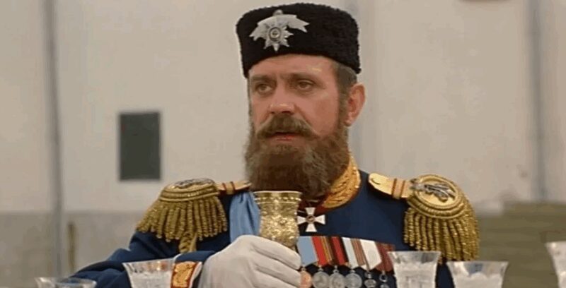 Никита Михалков в роли императора Александра III, окруженный своими детьми на съемочной площадке.