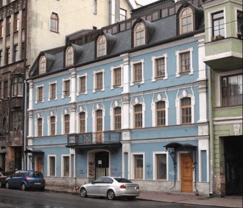 600 «квадратов» в доме XVIII века: как Елизавета Боярская и Максим Матвеев создали своё «место силы» за треть цены