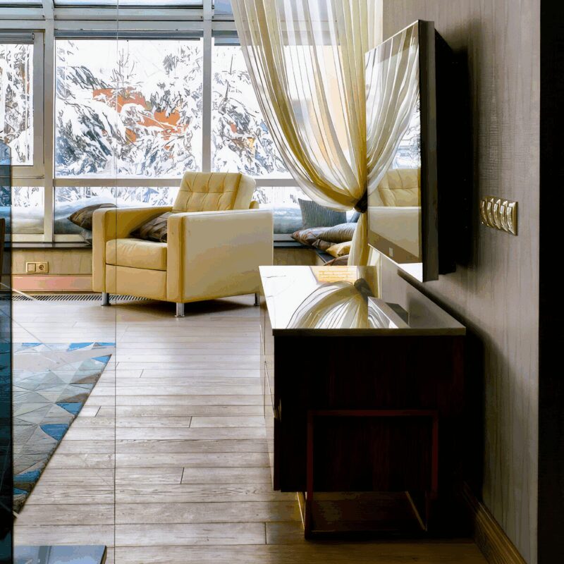 Необычный деревянный столик, напоминающий одновременно дерево и морской коралл.