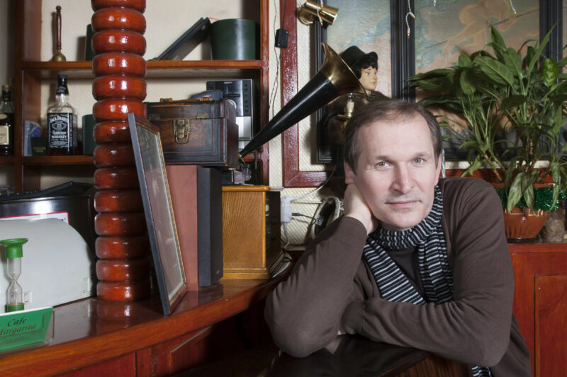 Спокойствие и гармония: рабочий уголок в доме, где современный комфорт сочетается со скромностью.