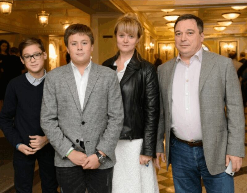 Анна Михалкова с мужем Альбертом Баковым и детьми: воссоединение семьи