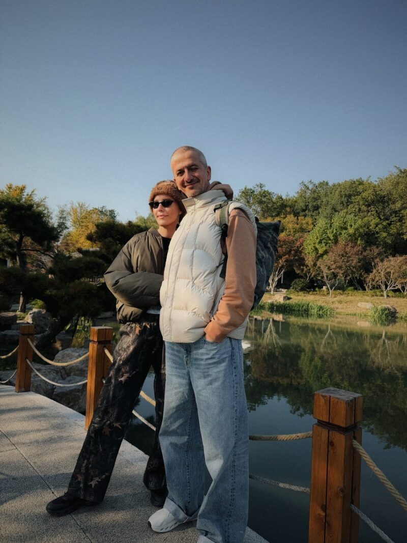 Счастливые молодожены.