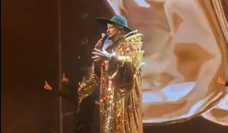 Зрелищность шоу поп-короля всегда на высоте, но за кулисами кипят страсти.