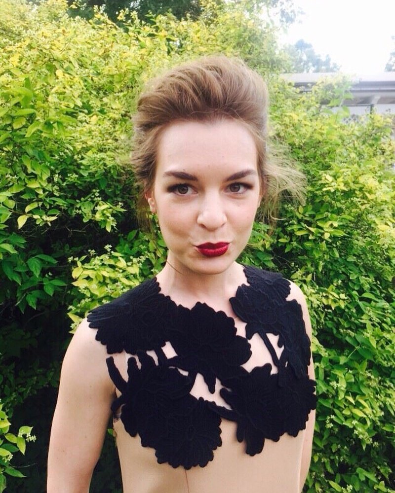 Актриса в одном из своих многочисленных проектов, демонстрируя разноплановость.