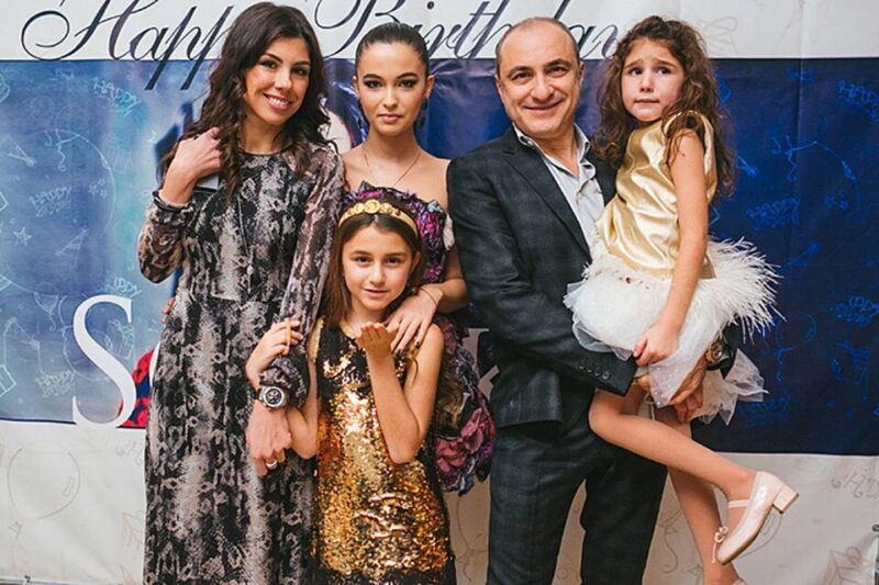 Михаил Турецкий, маэстро хорового искусства, находит особую гармонию в многодетной семье.