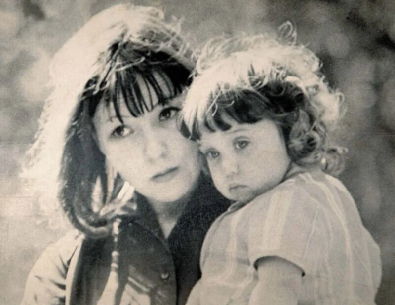 Белла Ахмадулина с дочерьми Анной и Елизаветой.