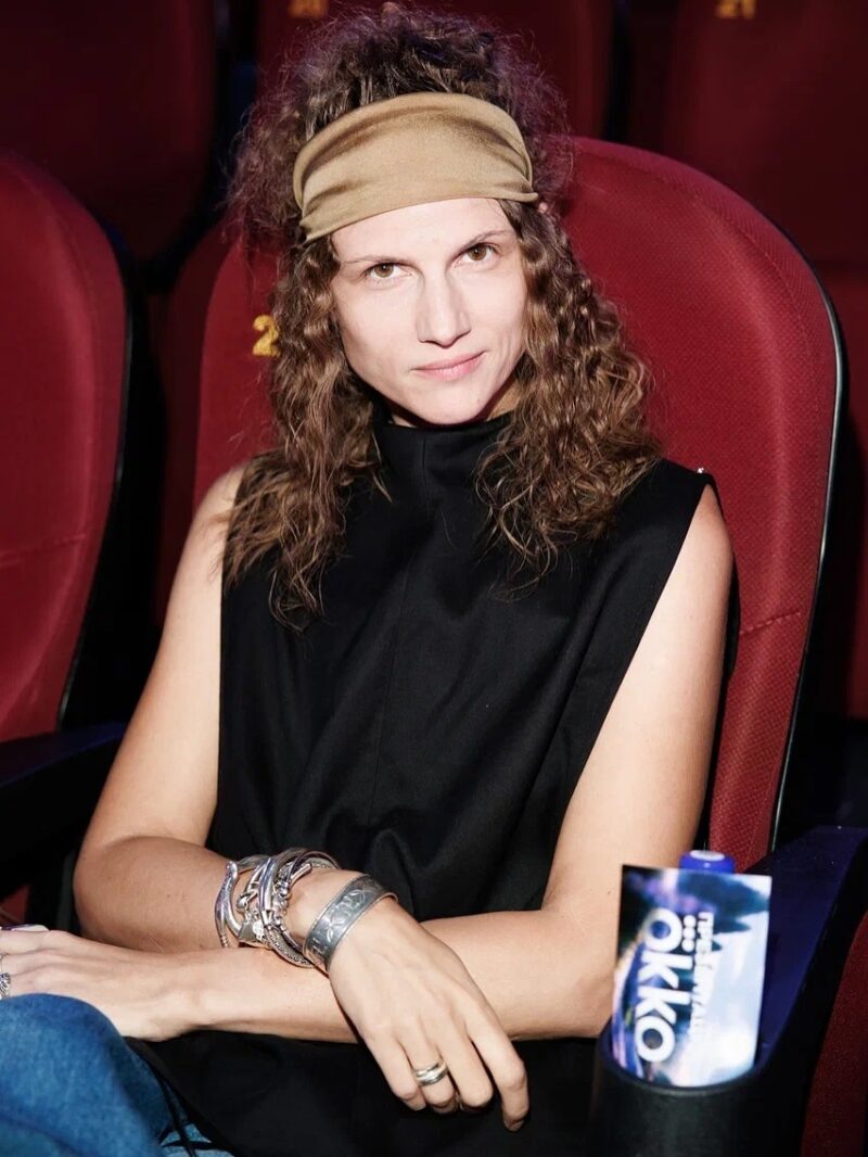 На съёмках нового проекта Эмилия Спивак демонстрирует свой талант.