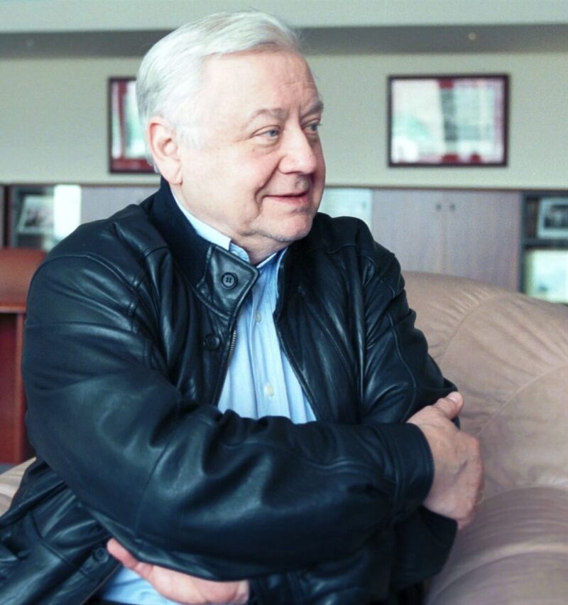 Олег Табаков с юной Мариной Зудиной: их союз вызвал бурные дискуссии в обществе.