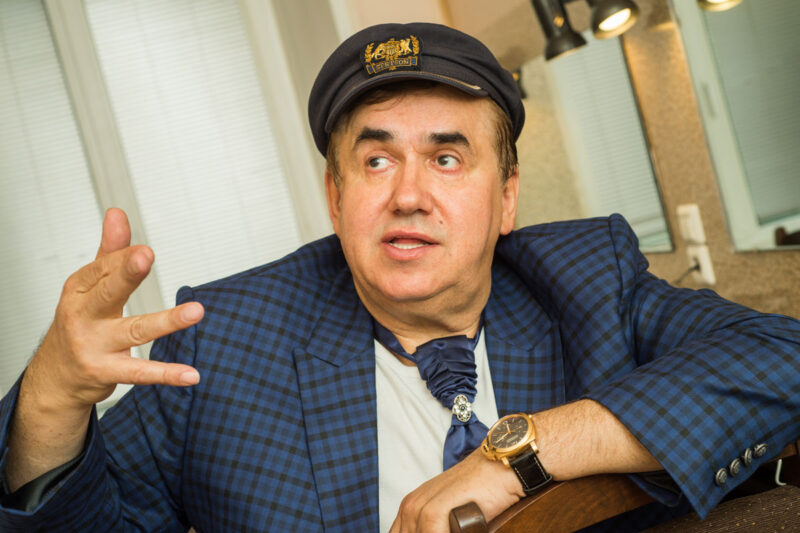 Театр: место, где слова уступают место действию.