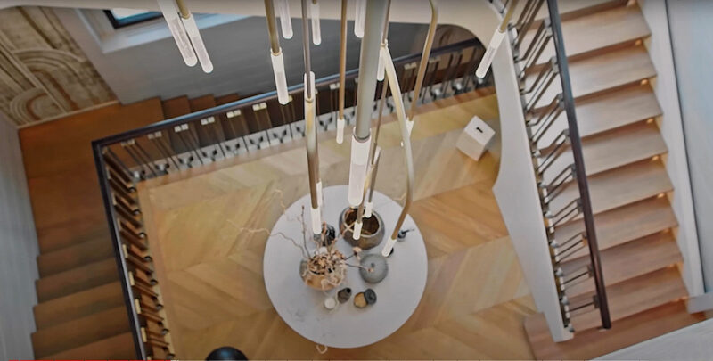 Интерьер отражает уникальный стиль хозяйки: смешение современного минимализма и классических акцентов.