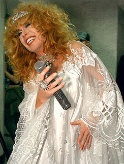 В образе Примадонны: Александр Песков, мастер перевоплощений.