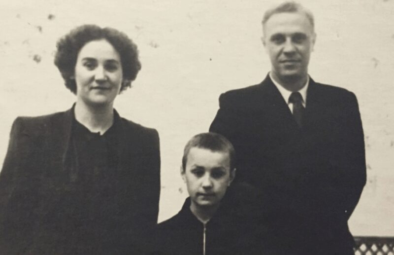 Юный Анатолий Васильев в окружении родителей.