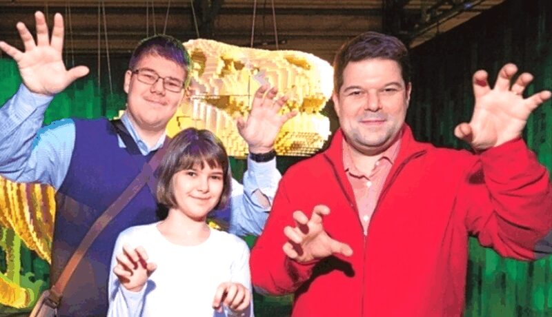 Отец и дети: Сергей Бабаев со взрослыми Никитой и Лизой, пережившими потерю матери.