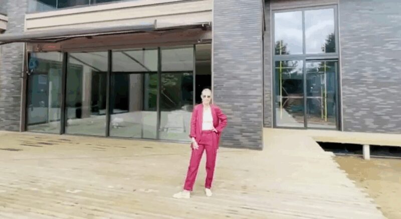 Идеальный ландшафт: ухоженный газон, уютная терраса и продуманное освещение создают гармонию.