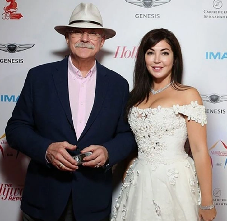 Публичные выходы Никиты Михалкова с новой спутницей вызывали много вопросов.