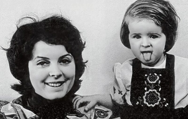 Артистка с дочерью Марией, чьи отношения стали источником глубокой боли.