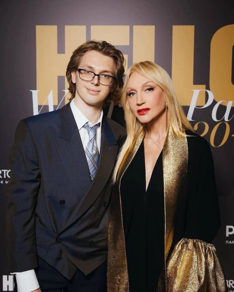 Дени Байсаров в новом образе с кудрявыми волосами.