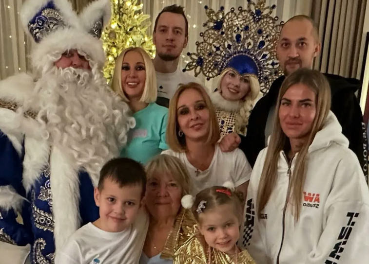 Большая и дружная семья Леры Кудрявцевой: вместе с сыном Жаном, его супругой и внуком Львом, а также дочерью Машей и мужем Игорем Макаровым.