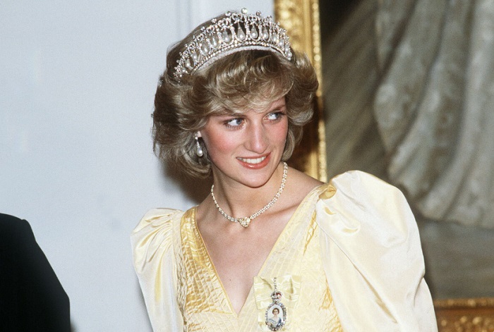 Фамильное проклятие?: Как 20-летняя Диана Спенсер в день свадьбы отвергла тиару королевы ради «тяжелой» семейной реликвии