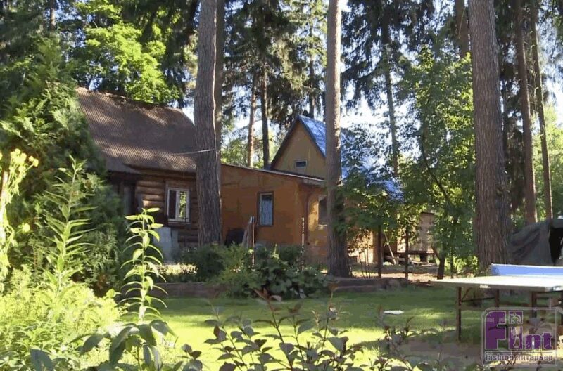 Зона отдыха с баней и купелью, где актёр находит покой.