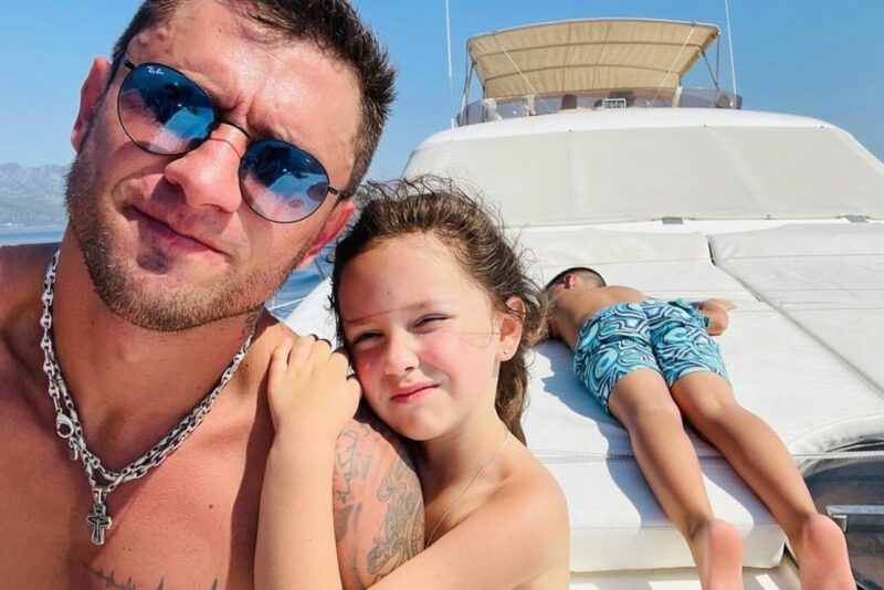 Павел Прилучный с детьми.