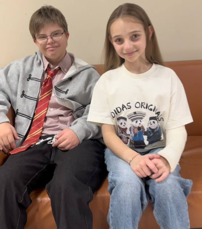 Семён демонстрирует успехи в плавании, завоёвывая медали.