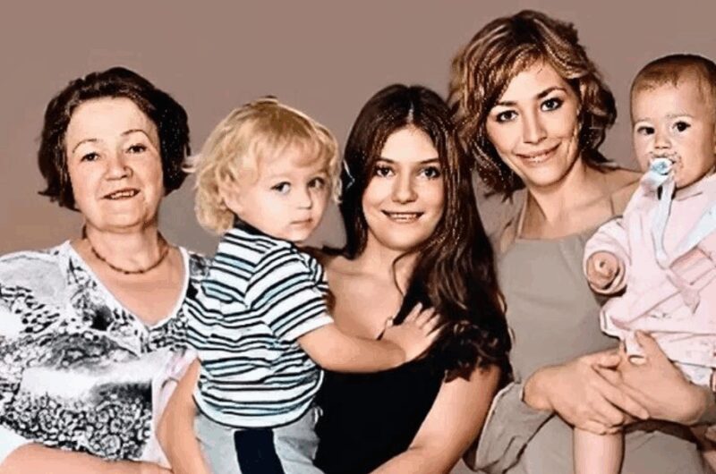 Екатерина Волкова с мамой и младшими детьми Богданом и Александрой.