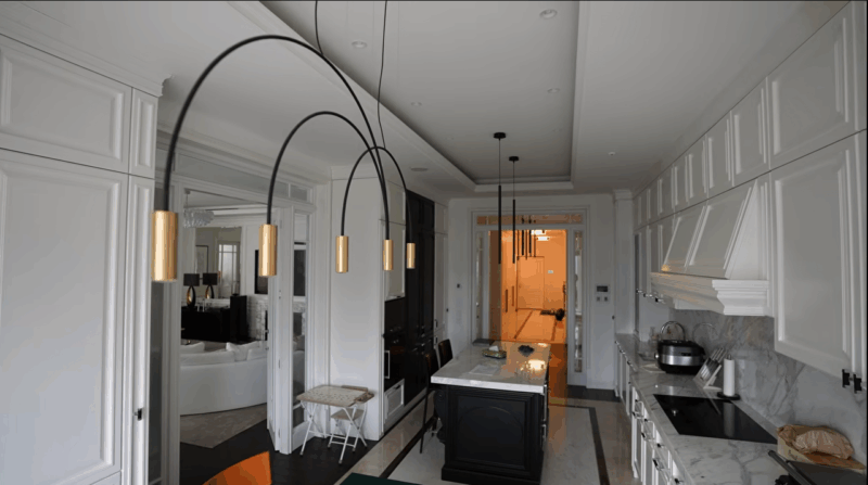 300 пар кроссовок и рояль: Смолов показал семейное гнездо