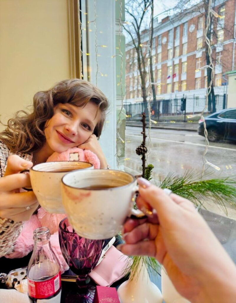 Современный образ Лизы Арзамасовой, где заметны более выразительные черты и ухоженная кожа.