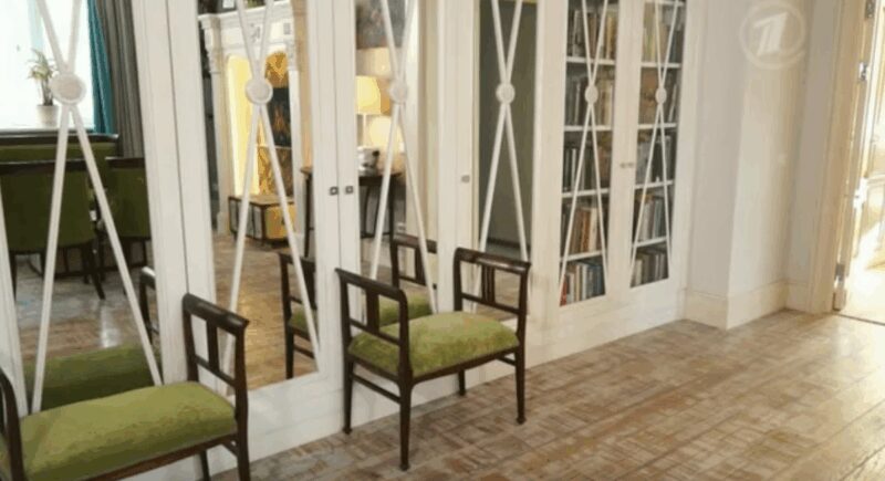 Сочетание старинной мебели и современных элементов создаёт неповторимый стиль гостиной.