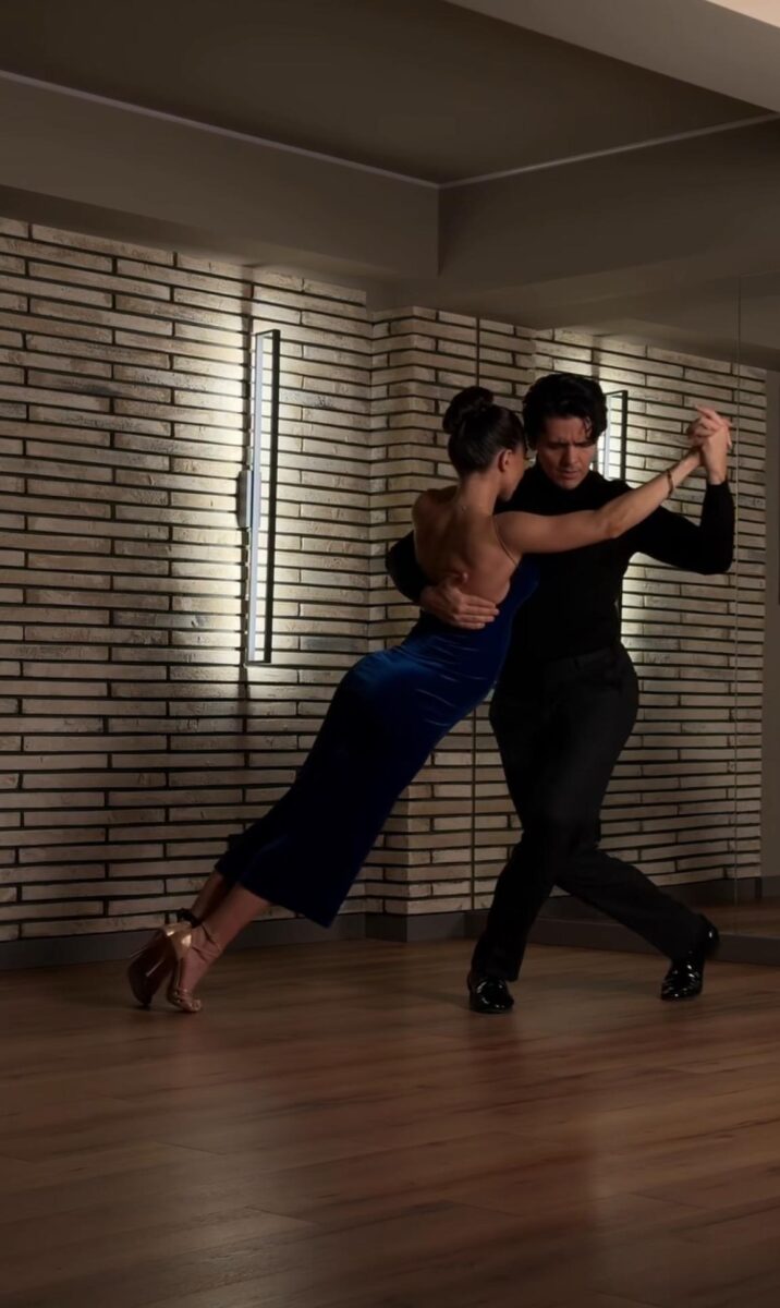 «У моей Леры рак»: Как 37-летний танцор спасает многодетную Валерию Чекалину после развода и домашнего ареста