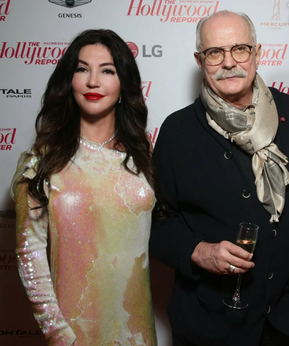 Гармония семейного очага: Михалковы на торжественном мероприятии.