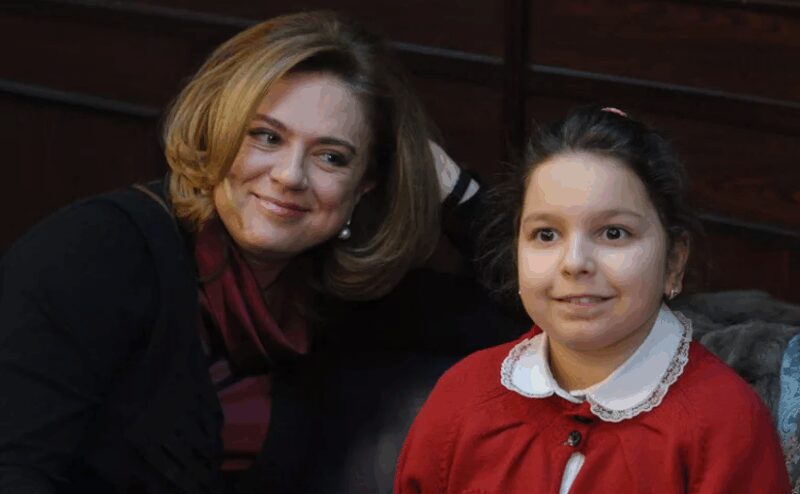 Татьяна Миткова в эфире, сохраняющая безупречный стиль и профессионализм.