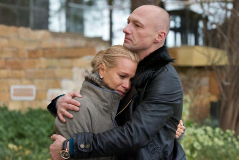 За кадром: актёр продолжает активно сниматься, пополняя свою внушительную фильмографию.