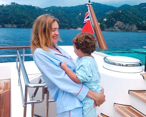 Модель с младшим сыном, рождённым в союзе с Антуаном Арно.